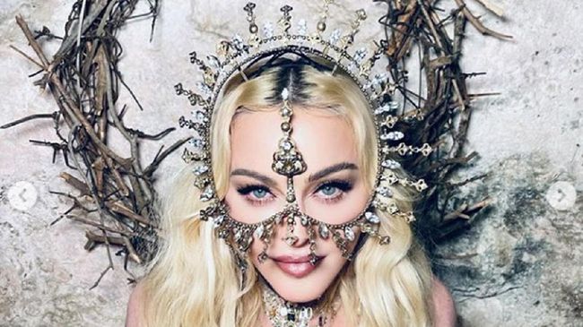 Gaya Seksi Madonna Pakai Headpiece Karya Desainer Indonesia - Vimarsana News