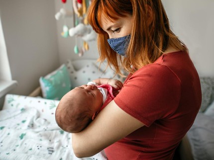 Menggendong di Masa Pandemi Bisa Bikin Bayi Aman dari COVID-19 Lho Bunda