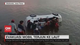 VIDEO: Mobil Terjun ke Laut, Laka Maut Satu Orang Tewas