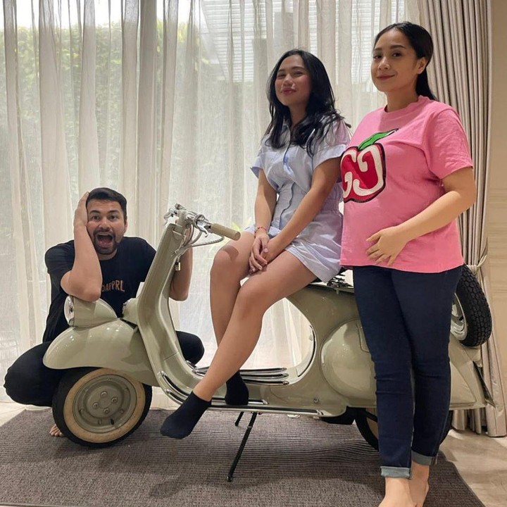 <p>Nagita Slavina kerap mengabadikan potretnya dengan <em>baby bump</em> yang semakin besar. Ia terlihat manis dalam balutan <em>oversized</em> <em>t-shirt</em> berwarna pink. (Foto: Instagram @raffinagita1717)</p>