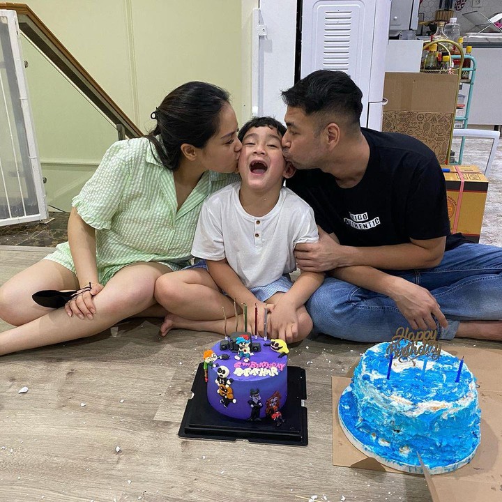 <p>Putra pertama mereka, Rafathar sangat bersemangat menyambut kehadiran calon adik. Ia akan menjadi kakak untuk bayi yang dikandung oleh Nagita. (Foto: Instagram @raffinagita1717)</p>
