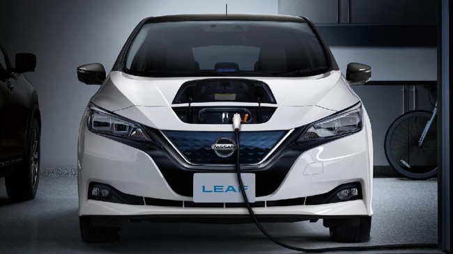 Di Indonesia, mobil listrik Nissan Leaf bersaing dengan kompetitornya asal Korea Selatan yakni Hyundai Ioniq.