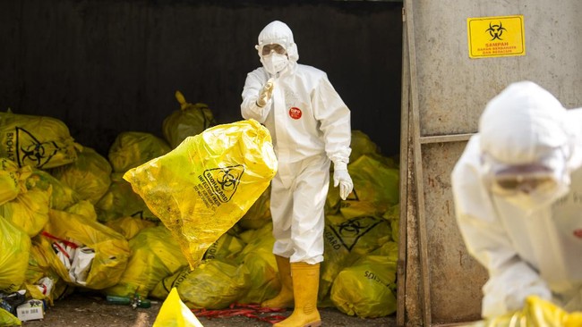 Pandemi Covid-19 yang berkepanjangan di Indonesia menimbulkan limbah medis dengan kategori bahan berbahaya dan beracun (B3).