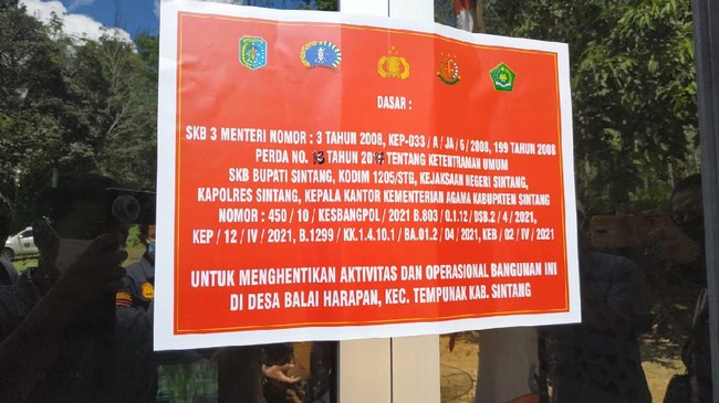 Pemkab Sintang Hentikan Permanen Aktivitas Jemaat Ahmadiyah Jemaat Ahmadiyah di Sintang, Kalbar, diingatkan tidak melakukan aktivitas tanpa izin dari pemerintah setempat.