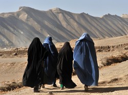Taliban Pasang Poster Perintahkan Wanita Tutup Aurat