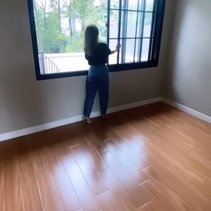 <p>Rumah tersebut juga didesain dengan jendela lebar seperti rumah-rumah di Eropa. Jendela yang lebar membuat sirkulasi udara dan sinar matahari mudah masuk ke rumah dan membuatnya terlihat segar. (Foto: Instagram @citra_monica)</p>