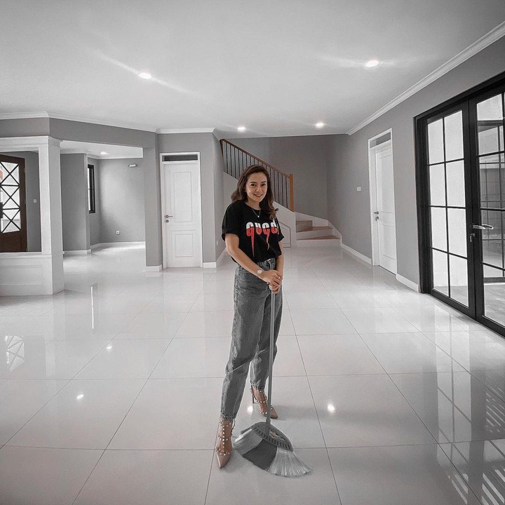 <p>Rumah tersebut nantinya akan diisi dengan berbagai perabotan rumah yang cantik dan sesuai dengan gaya rumah Eropa. (Foto: Dok. Instagram @ifanseventeen)</p>