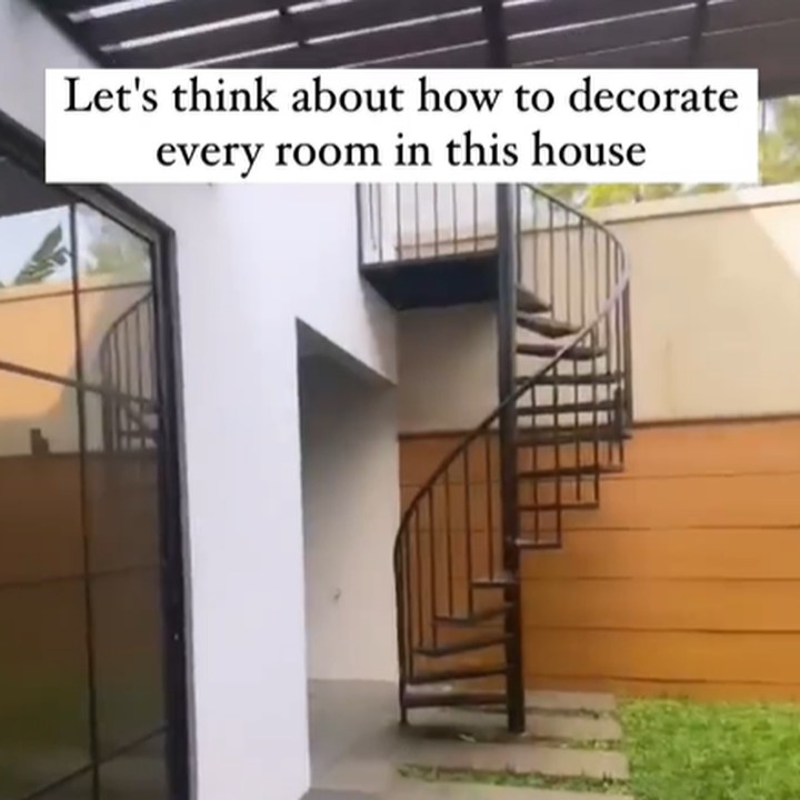 <p>Rumah Ifan Seventeen dan Citra Monica juga dilengkapi dengan halaman belakang yang minimalis. Terdapat sebuah tangga melingkar untuk menuju lantai dua. (Foto: Instagram @citra_monica)</p>