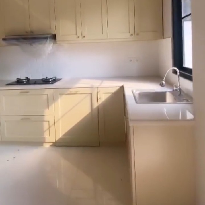<p>Ketika melangkah masuk, penghuni rumah akan langsung disambut dengan ruangan dapur yang hangat dan simpel. (Foto: Instagram @citra_monica)</p>