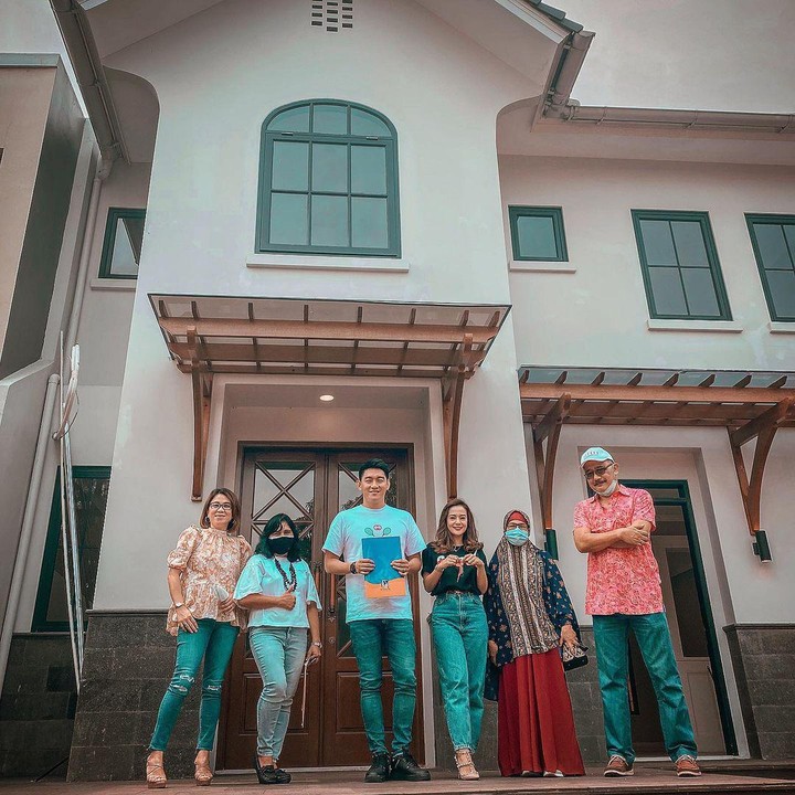 <p>Ifan Seventeen mengunggah potret rumah barunya ke Instagram. Ia tampaknya baru saja merayakan syukuran bersama keluarga, Bunda. (Foto: Dok. Instagram @ifanseventeen)</p>