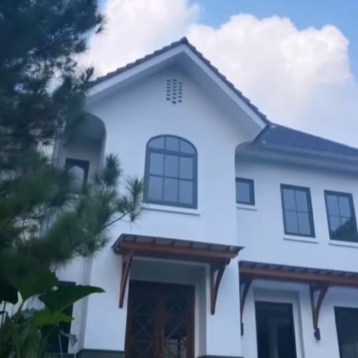 <p>Ifan Seventeen mewujudkan keinginan sang istri dengan membangun rumah bergaya Eropa. Arsitekturnya mengusung desain farmhouse yang kerap ditemukan di Prancis. (Foto: Instagram @citra_monica)</p>