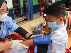 Tekan Corona, Ratusan Santri di Rancaekek Bandung Jalani Vaksinasi