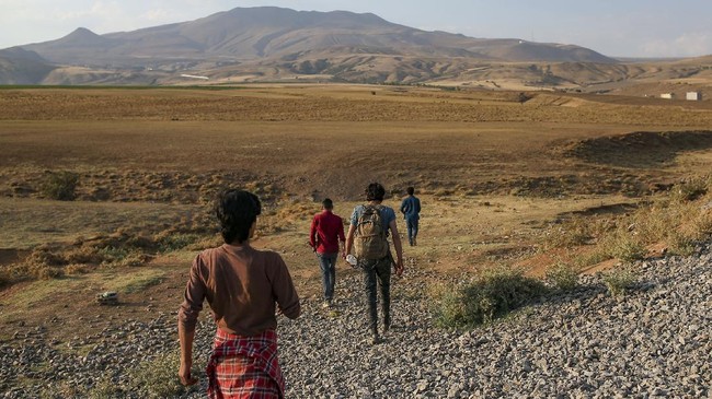 Warga Afghanistan mempertaruhkan nasib dengan kabur melalui jalur darat menyeberangi perbatasan negara karena takut akan ketidakstabilan usai Taliban berkuasa.