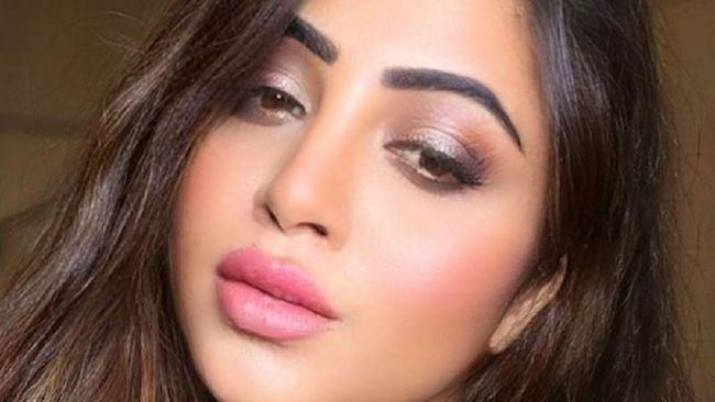 Selebritas India kelahiran Afghanistan, Arshi Khan mengaku cemas dengan nasib keluarganya di negara kelahirannya di bawah rezim Taliban.