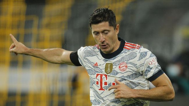 Lewandowski Klarifikasi Sebut Komentar Messi Omong Kosong Robert Lewandowski mengklarifikasi ucapannya yang berharap pujian dari Lionel Messi bukan sekadar omong kosong belaka terkait gelar Ballon d'Or 2020.