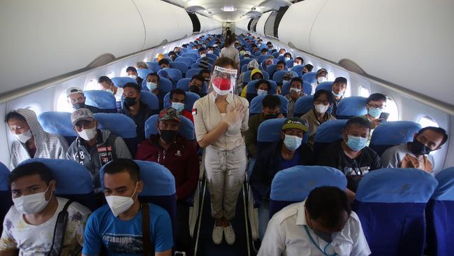 Guru Besar FKUI Tjandra Yoga Aditama menyebut buka masker untuk makan dan berbincang di pesawat bisa meningkatkan risiko penularan Covid-19.