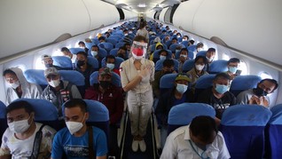 Kata Dokter soal Buka Masker di Pesawat untuk Makan