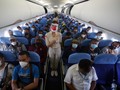 Kata Dokter soal Buka Masker di Pesawat untuk Makan