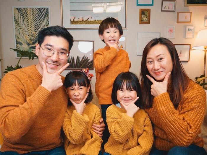 Sweater warna mustard membuat menjadi tema winter look ala Kimbab Family. Appa, Mama, dan Jio menggunakan rona mustard gelap, sementara Suji dan Yunji menggunakan shades lebih muda. Perbedaan ini membuat look mereka tak monoton. / Foto: Instagram/kimbabfamily_official