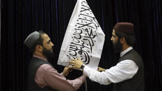 China menyambut pemerintahan baru Afghanistan bentukan Taliban. Pembentukan ini dianggap mengakhiri anarki selama tiga pekan kekosongan kepemimpinan.
