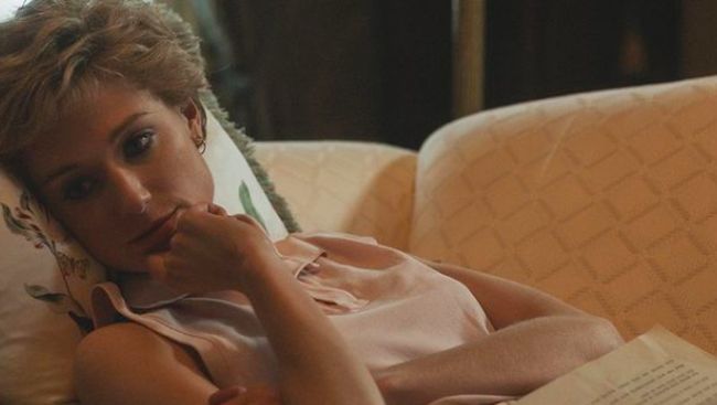 Dalam foto cuplikan The Crown 5, tampak aksi aktor Dominic West menjadi Pangeran Charles dan aktris Elizabeth Debicki menjadi Putri Diana.