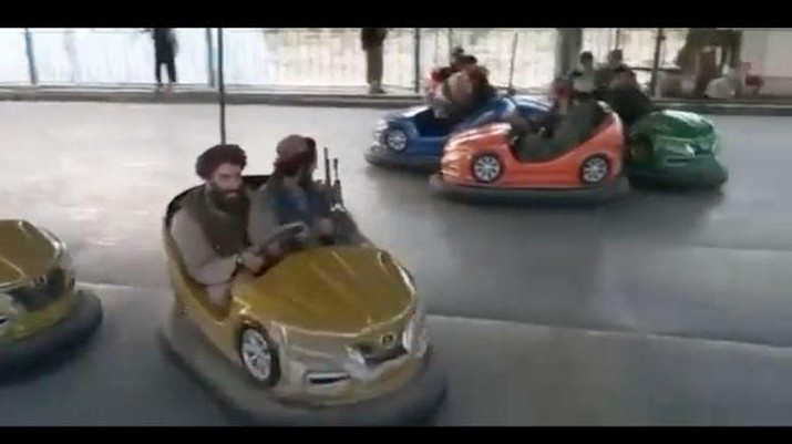 Video Taliban bermain bom-bom car sembari membawa senjata. (Dok: Twitter/Mediavenir)