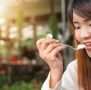 5 Makanan yang Dapat Membantu Turunkan Gejala Stres