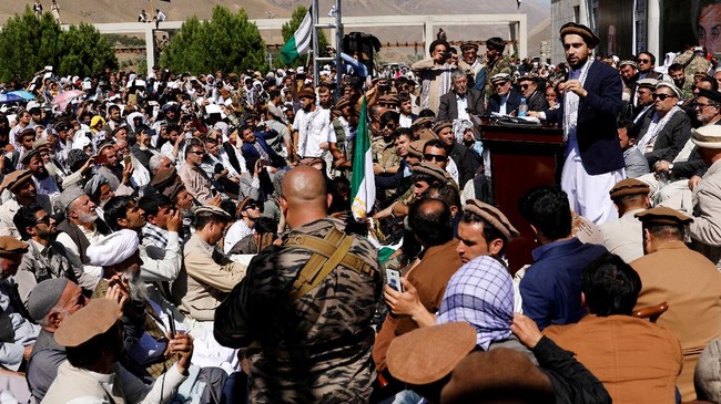 Taliban membujuk pasukan oposisi pimpinan Ahmad Massoud berunding dan menghindari perang.