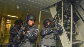 FOTO: Aksi Infiltrasi Tim VBSS KRI Martadinata Jaga Laut RI