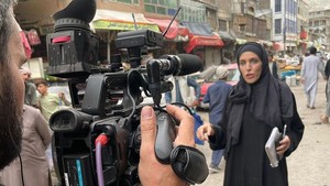 Berani dan Tampak Tenang, Kenalan dengan Jurnalis Perempuan yang Meliput di Jalanan Afghanistan, Clarissa Ward