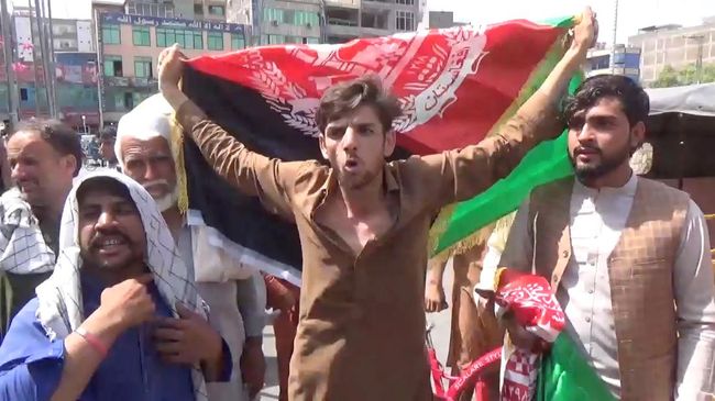 Setidaknya tiga orang tewas usai Taliban melepas tembakan ketika sejumlah demonstran menggelar aksi penolakan atas kelompok itu di Jalalabad, Afghanistan.