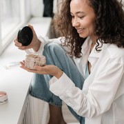 Tingkatkan Mood, Rajin Pakai Skincare Punya Manfaat Bagi Kesehatan Mental Lho!