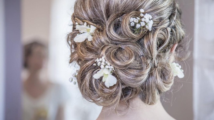 Ide Gaya Rambut yang Mudah tapi Tetap Memukau untuk Pesta Pernikahan! Calon Pengantin Wajib Tahu