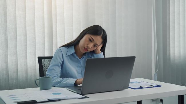 Kebiasaan duduk terlalu lama atau kurang aktivitas fisik dapat menimbulkan bahaya kesehatan. Berikut penjelasan menurut studi.