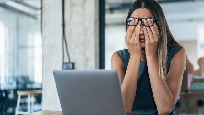 Hustle culture adalah fenomena gila kerja. Jika dibiarkan, hustle culture bisa berujung burnout dan mengganggu kesehatan fisik dan mental.
