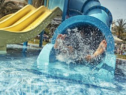 Ya Ampun, Waterpark Ini Air Kolamnya Hijau dan Ruang Gantinya Jorok Banget