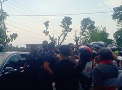 Senangnya Warga Madiun Dapat Kaus Bergambar Jokowi dari Presiden