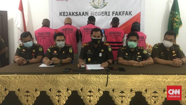 Tiga anggota Bawaslu Fakfak ditetapkan sebagai tersangka korupsi dana hibah dengan kerugian negara Rp5,19 miliar.