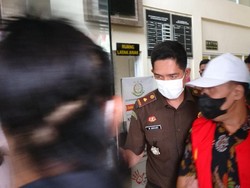 Penahanan Kadishub Cilegon terkait Dugaan Suap Izin Parkir Rp 530 Juta