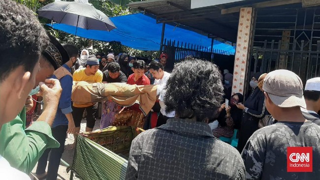 Pendaki yang meninggal akibat hipotermia di puncak Gunung Bawakaraeng, ditemukan dalam keadaan tidak mengenakan baju dan bersandar di sebuah batu besar.
