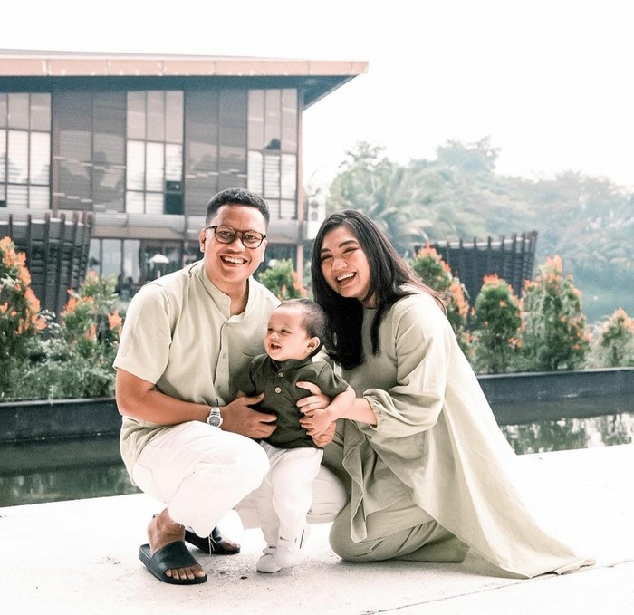 Kompak mengenakan baju berwarna hijau di hari raya, keluarga ini terlihat serasi! Gaya fashion keluarga Arief Muhammad beserta istri dan anak bisa menjadi inspirasi untuk kamu yang ingin tampil kompak bersama dengan keluarga, lho./Foto: Instagram.com/tiarapangestika