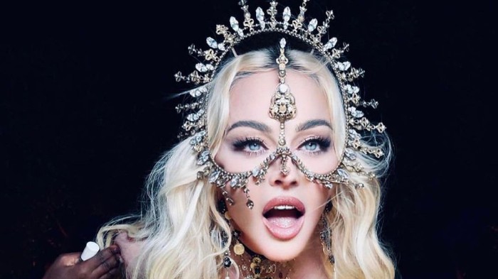 Rayakan Ulang Tahun Ke-63, Madonna Kenakan Kreasi Desainer Indonesia Rinaldy Yunardi