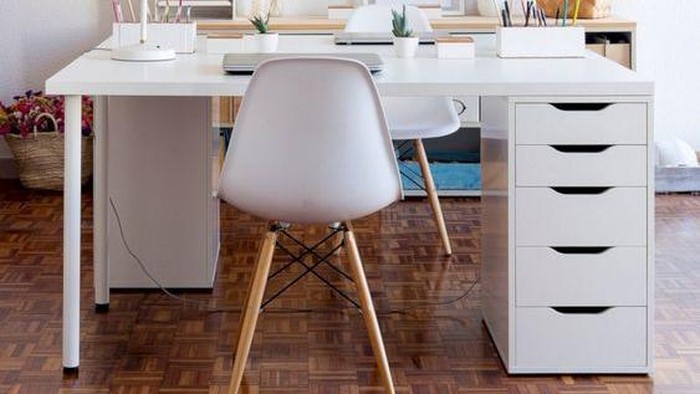 Masih WFH? Ketahui 5 Warna dan Bahan Meja Kerja Menurut Fengshui yang Baik Untuk Kariermu