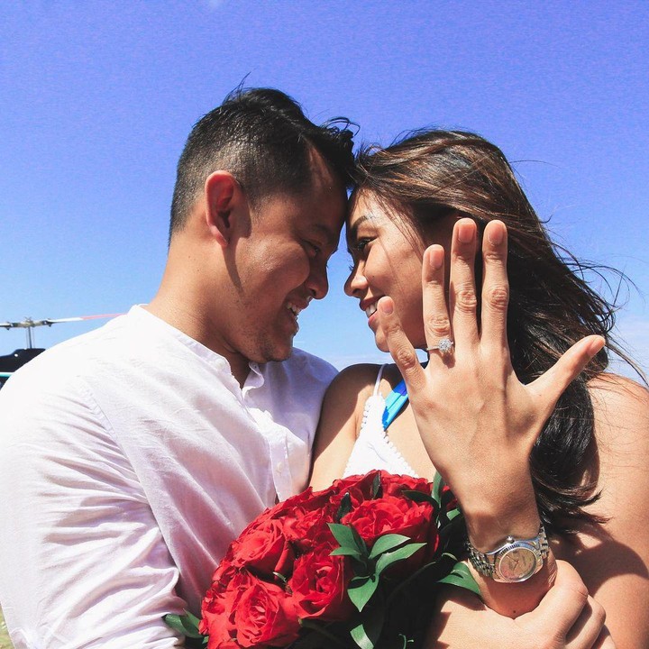<p>Ia juga memperlihatkan cincin dengan mata yang besar tengah melingkar di jari manisnya, Bunda. Tak hanya itu, sebuket bunga mawar pun turut menjadi saksi momen momen bahagia Melanie. (Foto: Instagram: @melanieputria)</p>