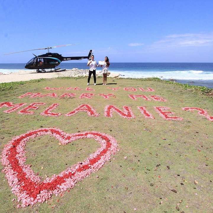 <p>Aldico membawa Melanie ke sebuah pantai dan memperlihatkan sebuah tulisan "Will you marry me Melanie?" berwarna pink dan merah. Wah, romantis banget ya, Bunda. (Foto: Instagram: @melanieputria)</p>