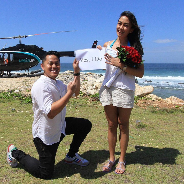 <p>Melanie kemudian membagikan potret kebahagiaannya pada laman Instagramnya. "Aku terima pinanganmu dengan Bismillah. I said yes!," kata Melanie. (Foto: Instagram: @melanieputria)</p>
