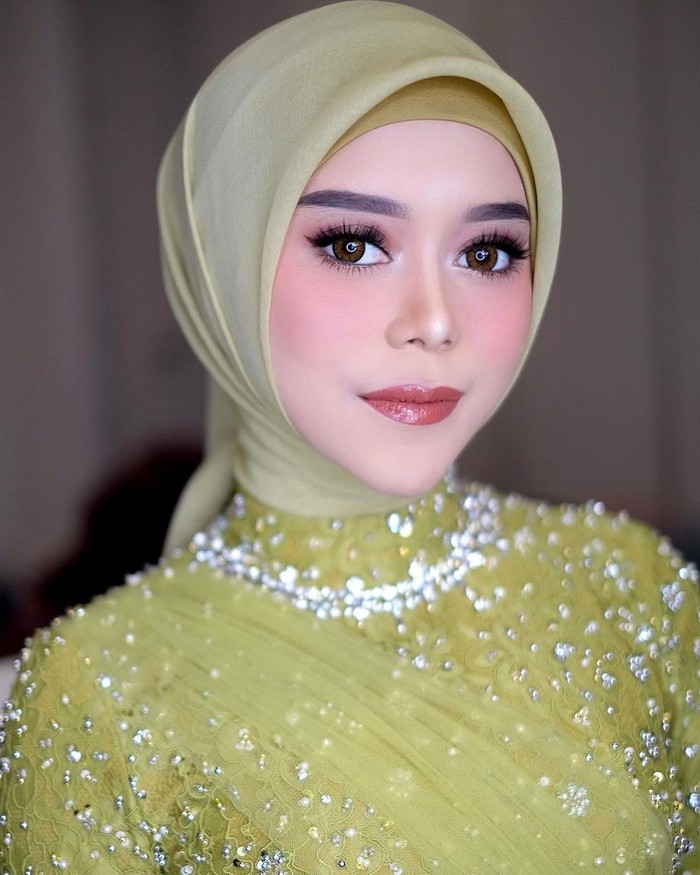 Mengenakan busana bernuansa hijau, Lesti terlihat cantik dan segar ketika menggelar acara Ngaras khas adat Sunda. Ngaras itu sendiri merupakan salah satu upacara adat Jawa Barat, untuk menunjukkan rasa hormat dan meminta doa untuk kelancaran acara pernikahan, Beauties. /Foto:Instagram.com/@rozanajulani