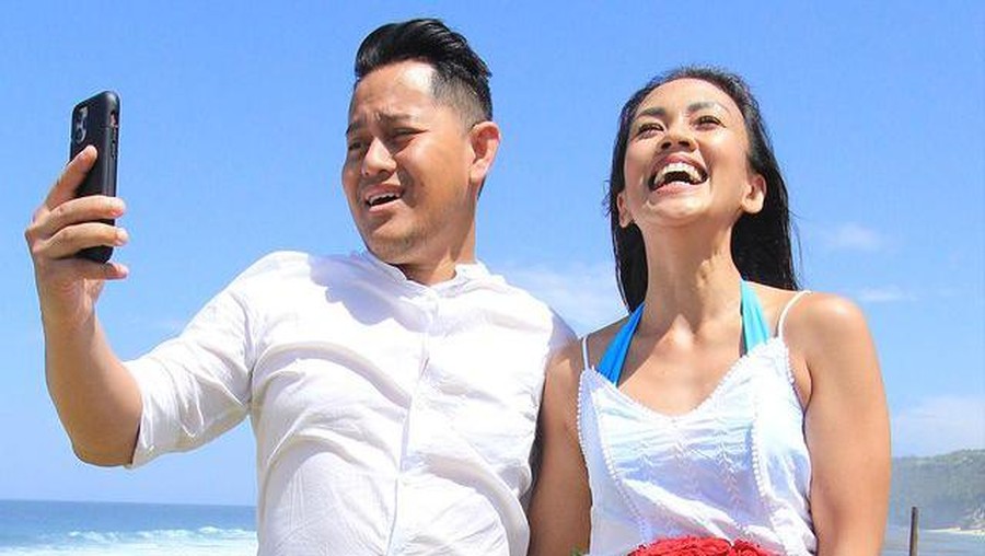 Melanie Putria akan melepas status jandanya karena telah dilamar oleh sang kekasih dengan romantis saat naik helikopter. Yuk intip!