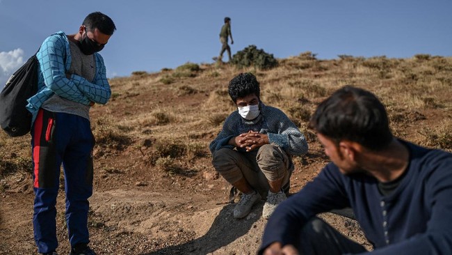 Pemerintah Turki membangun tembok pembatas di perbatasan buat menghalau arus pengungsi dari Afghanistan.