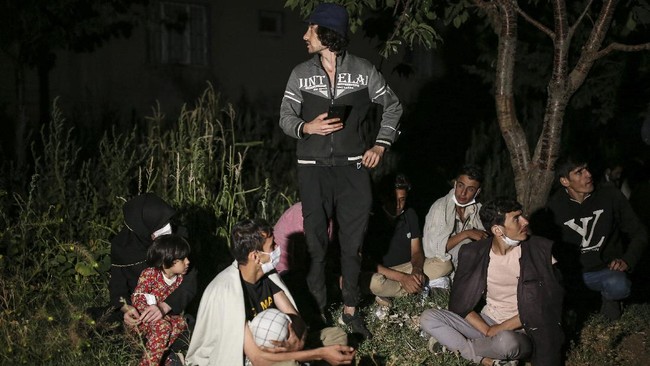 Negara-negara yang berdekatan dengan Afghanistan seperti Turki diperkirakan yang bakal terimbas. Pusat deportasi diusulkan untuk dibentuk di negara tetangga.